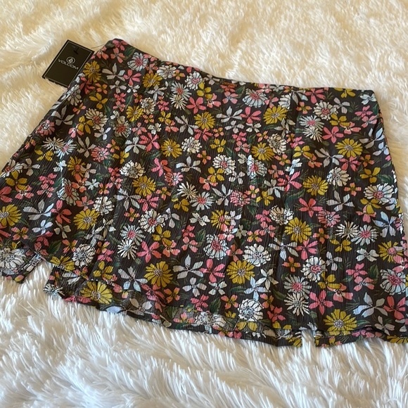 Volcom Happy Dazee Skirt size Medium / 8 - Picture 5 of 10